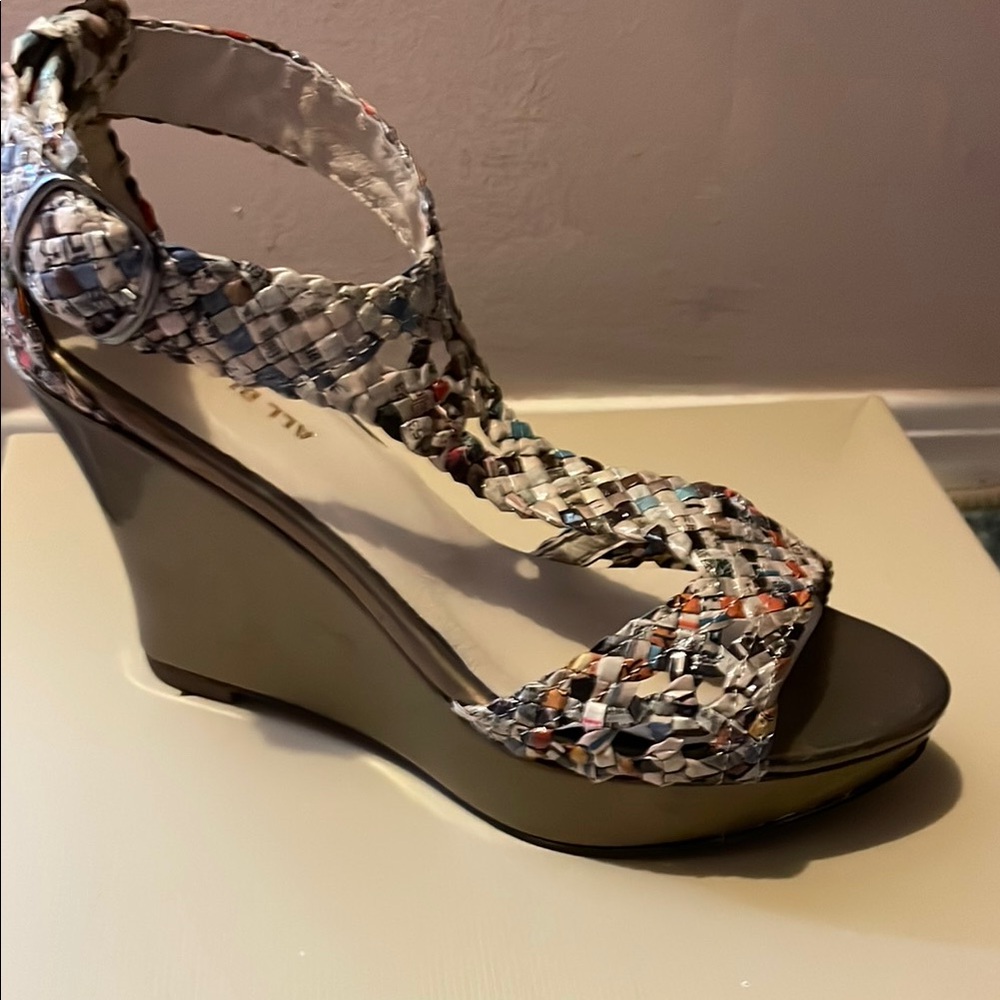 Wedge Shoes with Sleek Design made of newspaper